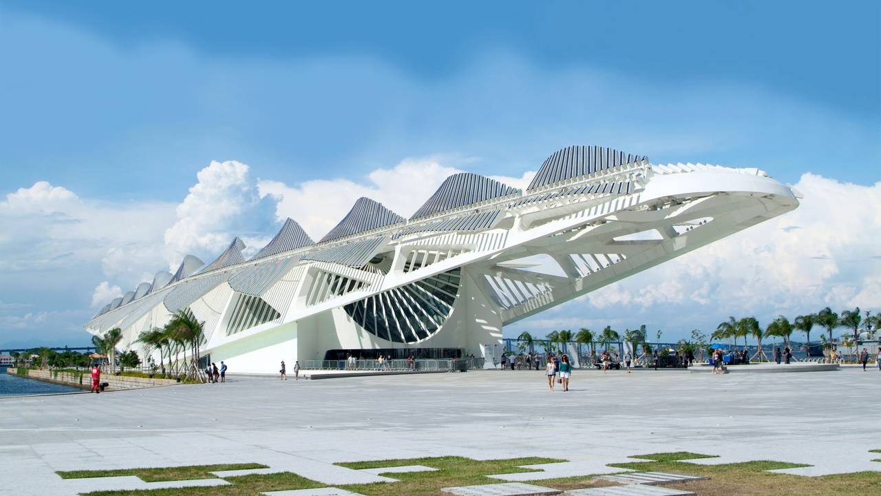 O museu que respira com o sol, flutua sobre a água e virou símbolo da nova arquitetura sustentável no Brasil