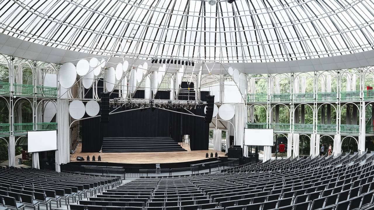Com sua estrutura de tubos e teto transparente, o teatro flutua sobre um lago e virou um ícone de leveza e natureza em Curitiba