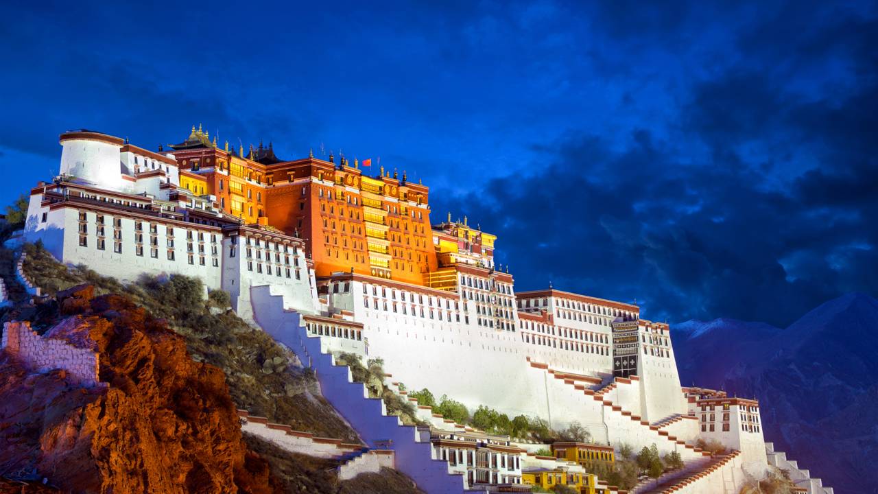 Com 1.000 salas e situado a 3.700 metros de altitude, o palácio de 1645 tornou-se o maior símbolo do budismo tibetano e um milagre da engenharia sacra