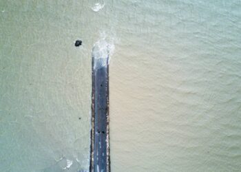 Estrada na costa oeste da França fica submersa na maré alta e vira atração famosa no Atlântico francês