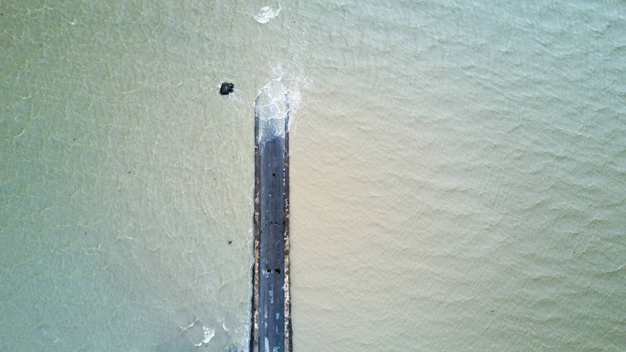Essa estrada na costa da França desaparece sob o mar todos os dias e desafia até motoristas experientes