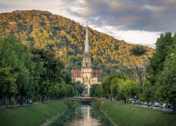 Com 800 metros de altitude, essa cidade da serra fluminense vive entre neblina, ladeiras e noites frias