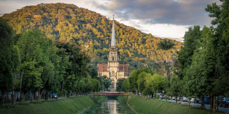 Com 800 metros de altitude, essa cidade da serra fluminense vive entre neblina, ladeiras e noites frias