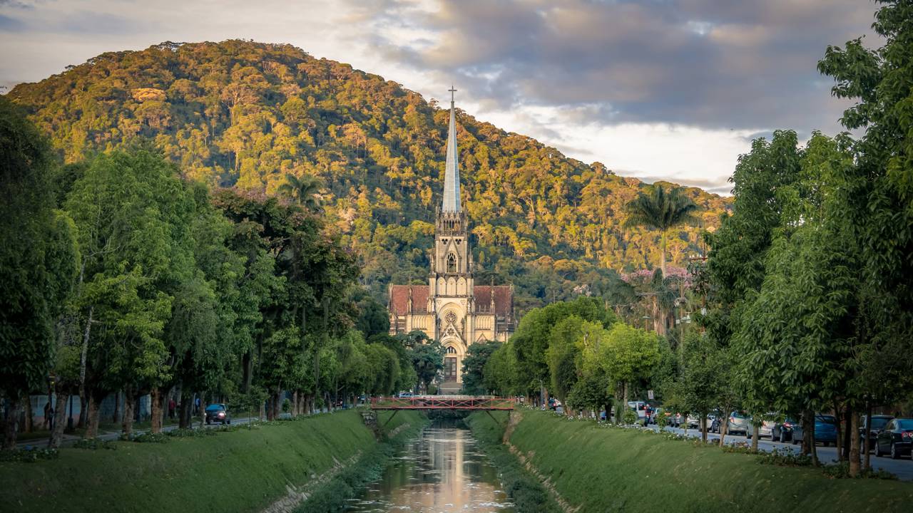 Com 800 metros de altitude, essa cidade da serra fluminense vive entre neblina, ladeiras e noites frias
