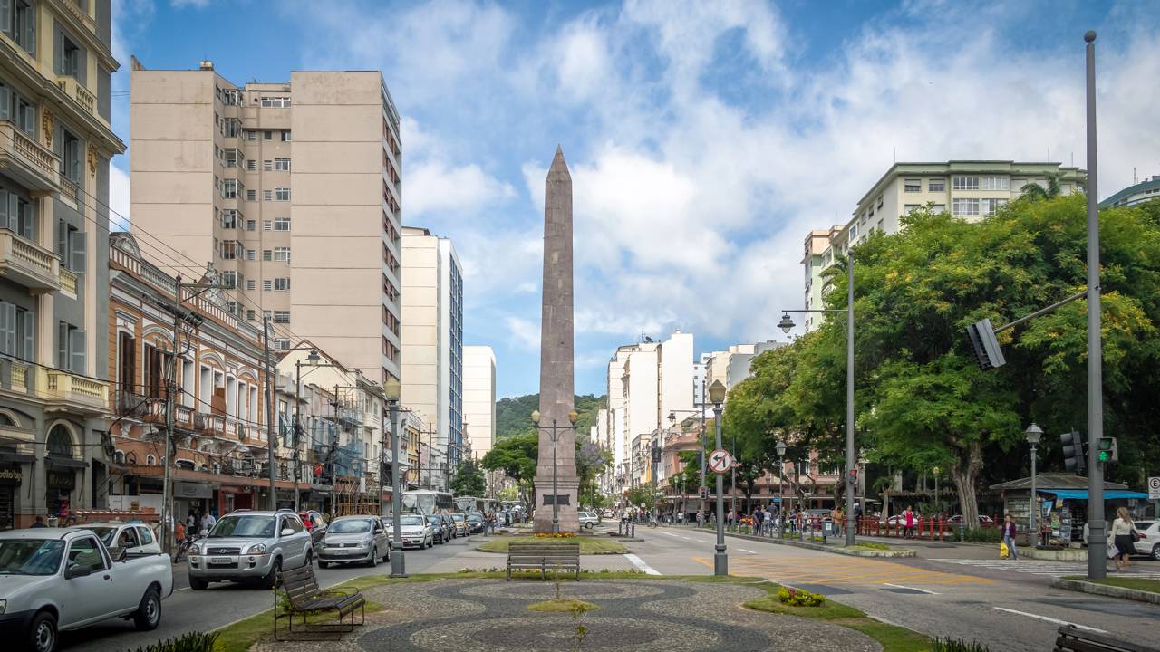 Com 800 metros de altitude, essa cidade da serra fluminense vive entre neblina, ladeiras e noites frias