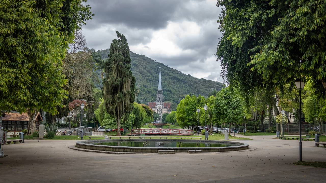 Com 800 metros de altitude, essa cidade da serra fluminense vive entre neblina, ladeiras e noites frias