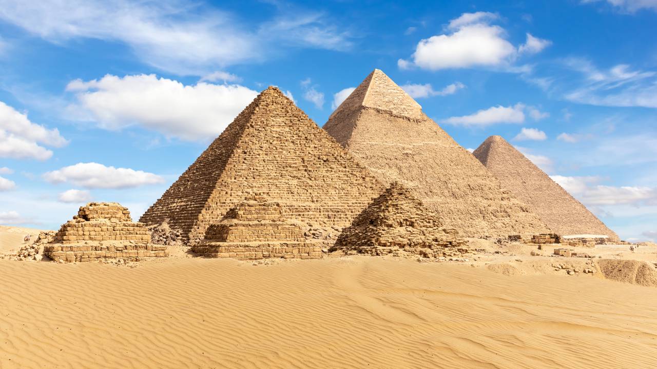 Com mais de 2 milhões de blocos de pedra, a estrutura é a única das Sete Maravilhas do Mundo Antigo que ainda existe