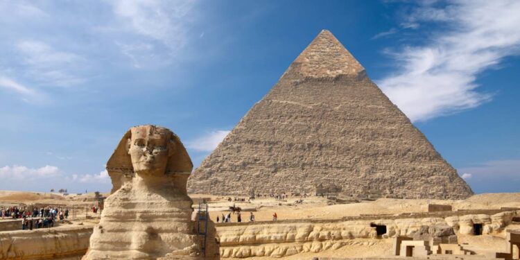 Com mais de 2 milhões de blocos de pedra, a estrutura é a única das Sete Maravilhas do Mundo Antigo que ainda existe