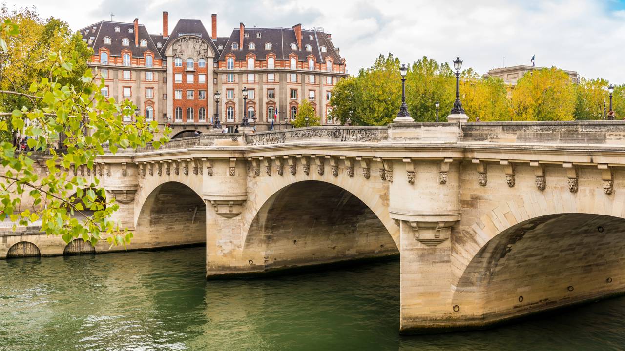 Com seus 12 arcos e 384 máscaras esculpidas, a "Ponte Nova" é, ironicamente, a mais antiga e famosa ponte de Paris