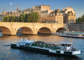 Com seus 12 arcos e 384 máscaras esculpidas, a "Ponte Nova" é, ironicamente, a mais antiga e famosa ponte de Paris