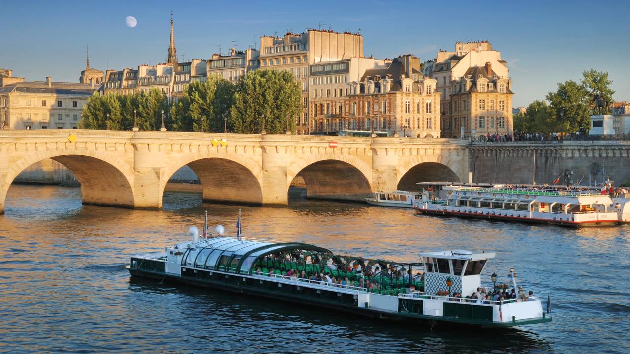 Com seus 12 arcos e 384 máscaras esculpidas, a "Ponte Nova" é, ironicamente, a mais antiga e famosa ponte de Paris