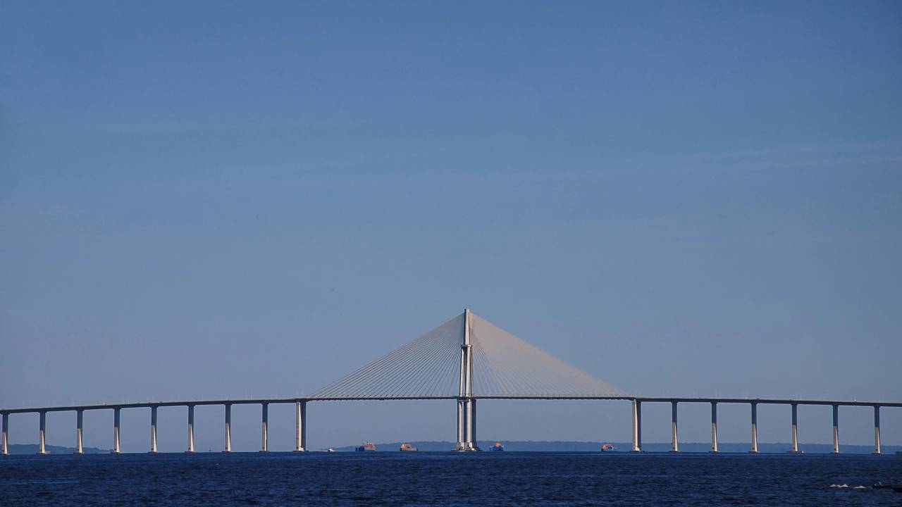 Com 3,5 km de extensão sobre o maior rio do mundo, a ponte estaiada virou um ícone da engenharia na Amazônia