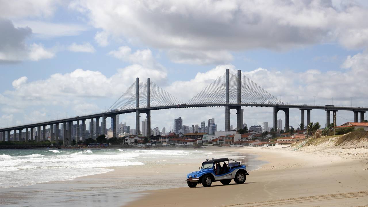 Com seus 110m de altura, a ponte estaiada virou o novo cartão-postal de Natal e a moldura perfeita para o pôr do sol no Rio Potengi