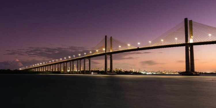 Com seus 110m de altura, a ponte estaiada virou o novo cartão-postal de Natal e a moldura perfeita para o pôr do sol no Rio Potengi