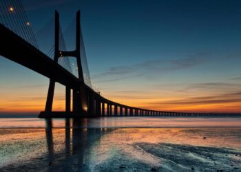 Com 17 km de extensão sobre o Rio Tejo, a estrutura é uma das pontes mais longas da Europa e um marco da engenharia de Portugal