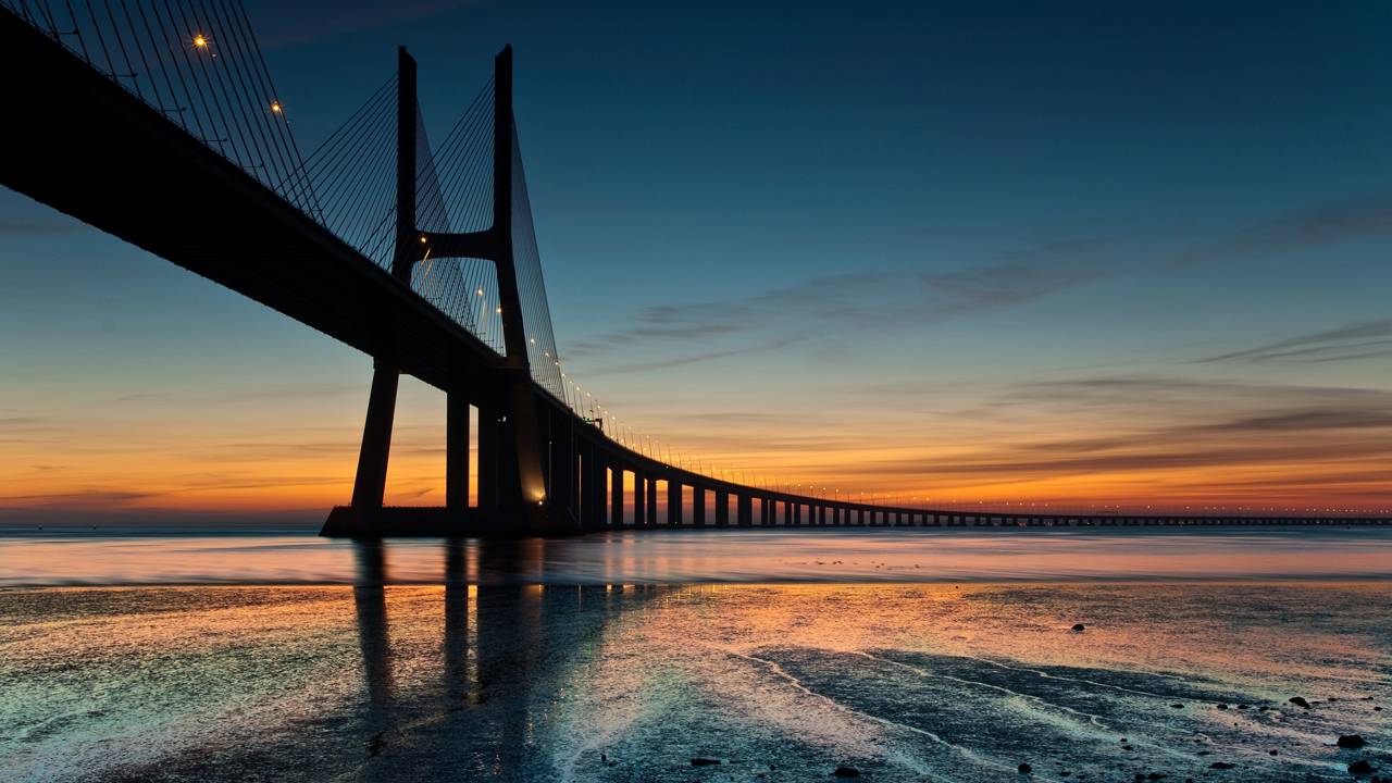 Com 17 km de extensão sobre o Rio Tejo, a estrutura é uma das pontes mais longas da Europa e um marco da engenharia de Portugal