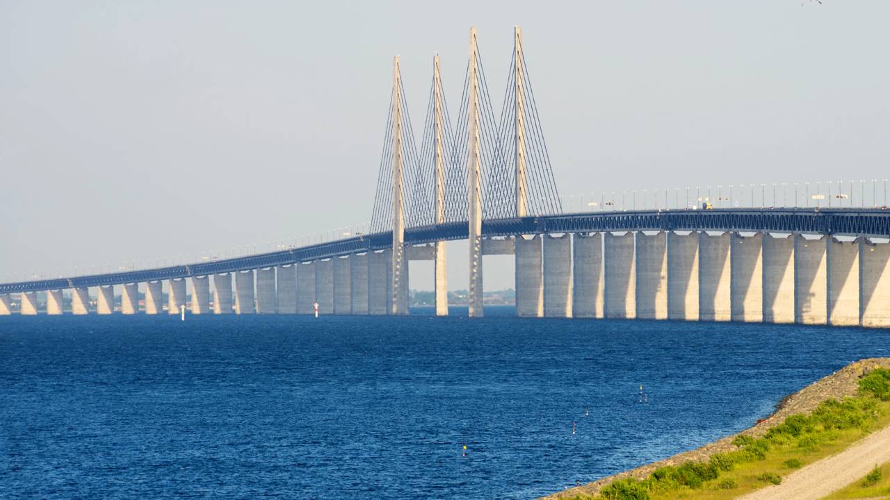 Com 16 km, a estrutura que é metade ponte e metade túnel virou o ícone da engenharia que une a Dinamarca e a Suécia