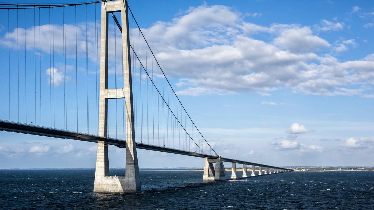 Com 16 km, a estrutura que é metade ponte e metade túnel virou o ícone da engenharia que une a Dinamarca e a Suécia