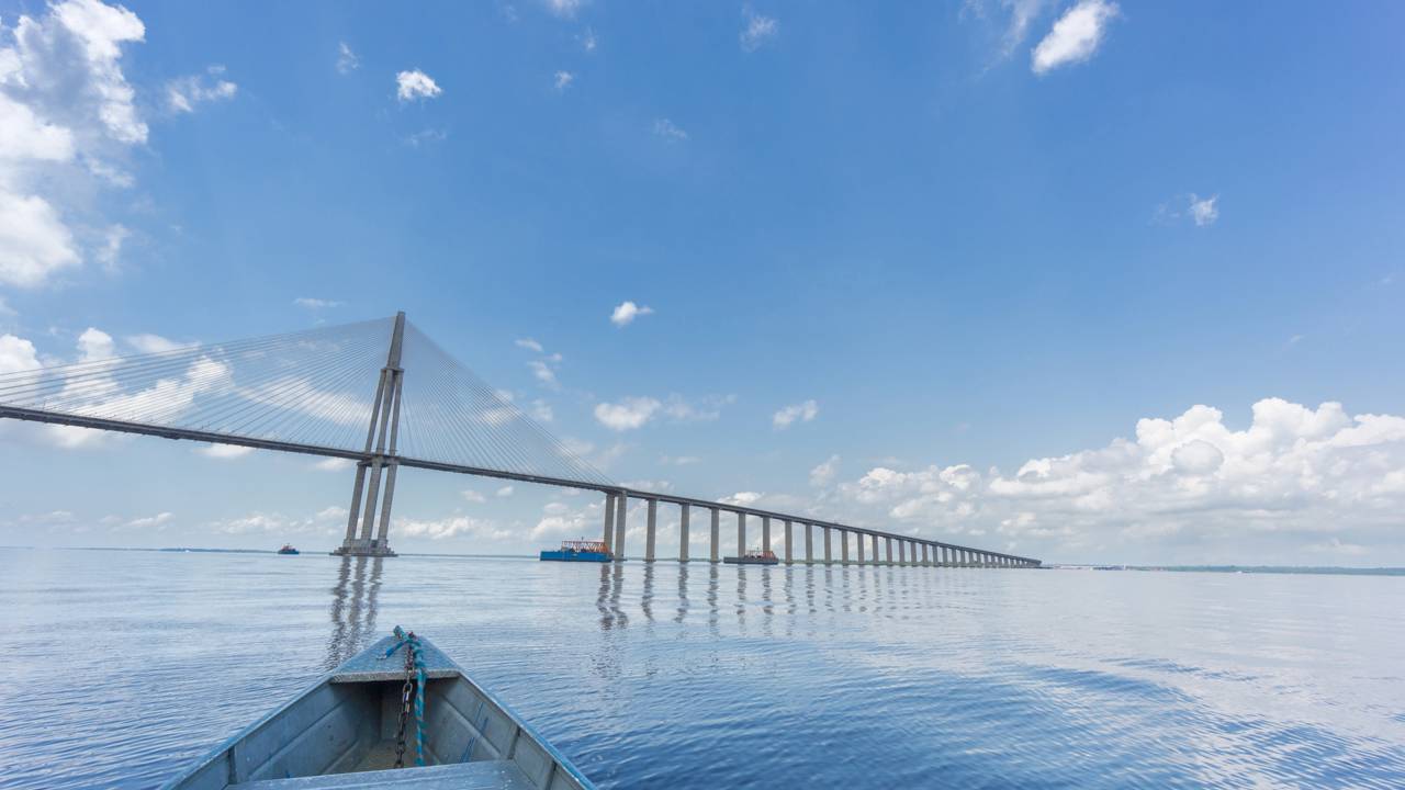 Essa ponte com 3,6 km mudou para sempre a Amazônia ao cruzar o maior rio de água negra do mundo