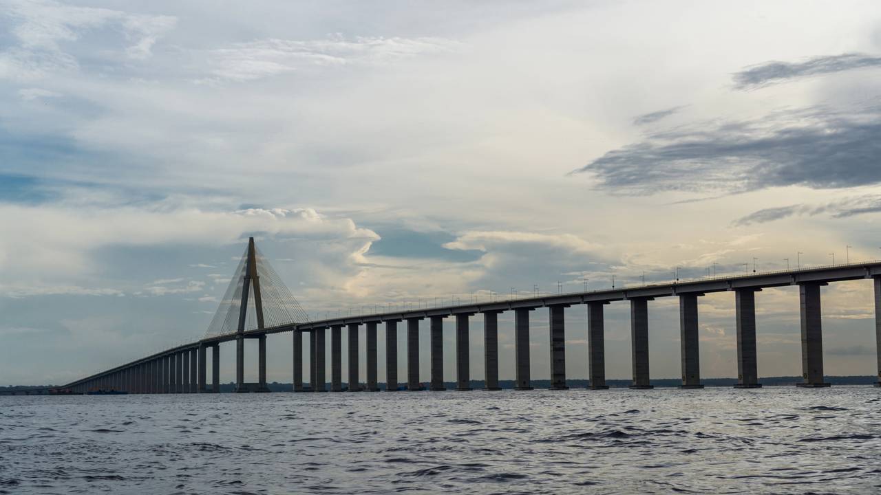 Essa ponte com 3,6 km mudou para sempre a Amazônia ao cruzar o maior rio de água negra do mundo