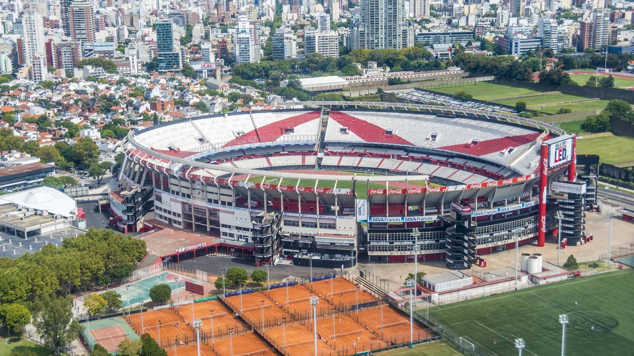 Com capacidade para mais de 84 mil pessoas, a estrutura virou o maior estádio da América do Sul e a lendária casa do River Plate