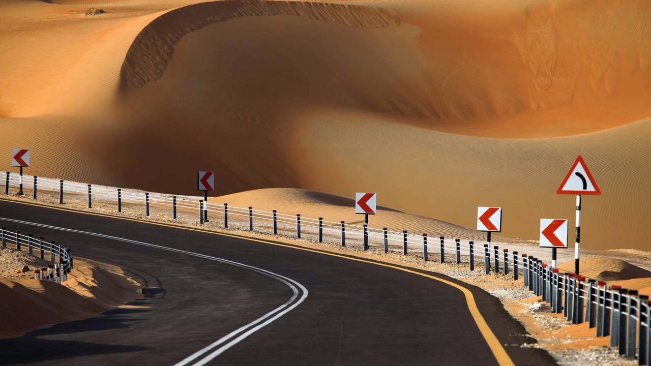 Reta de 240 km da Rodovia 10 cruza o deserto de Rub al-Khali na Arábia Saudita