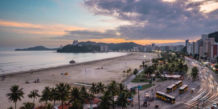 Fundada em 1532, a primeira vila do Brasil encanta com centro histórico, praias e cultura caiçara