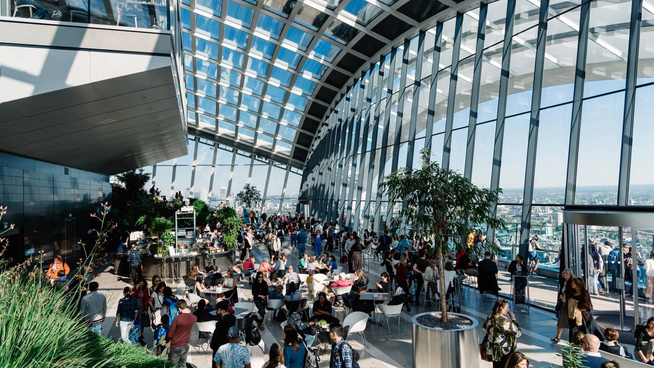 Com jardins situados no 35º andar e vista de 360 graus, o Skygarden de Londres, inaugurado em 2015, tornou-se o jardim público mais alto da cidade