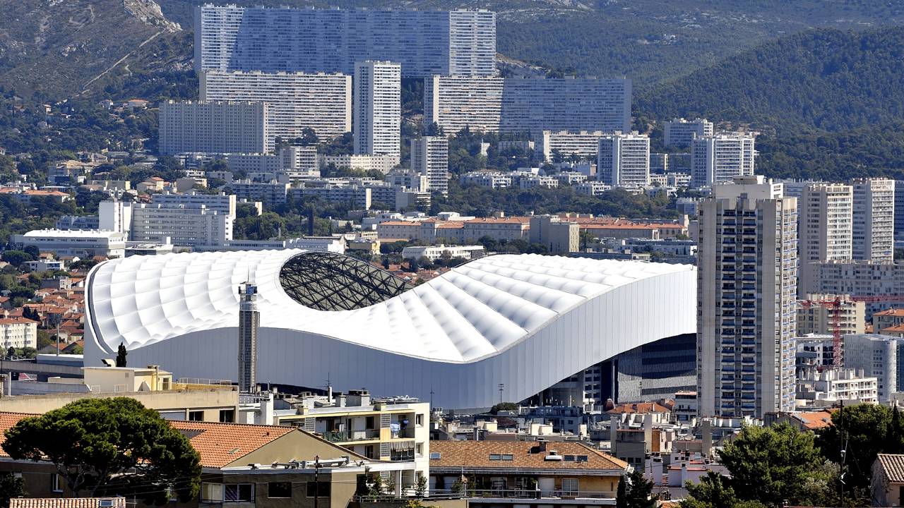 Com capacidade para 67 mil torcedores e uma cobertura ondulada, o Stade Vélodrome, de 1937, tornou-se o estádio mais icônico e vibrante da França