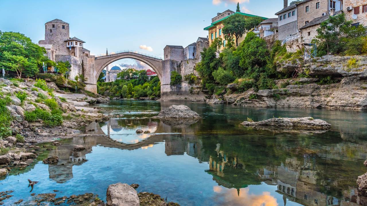 Com um arco de 24 metros sobre o rio Neretva, a ponte otomana reconstruída em 2004 virou o maior símbolo de paz e da história da Bósnia e Herzegovina
