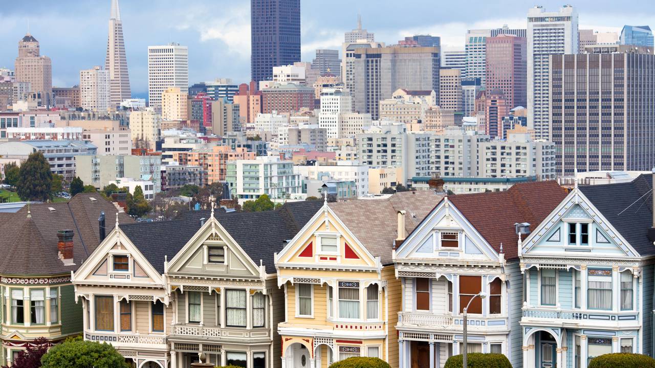 Rua em São Francisco ganha fama por suas Painted Ladies, pois as casas de 1892 cercadas por prédios viraram o maior cartão-postal da Califórnia