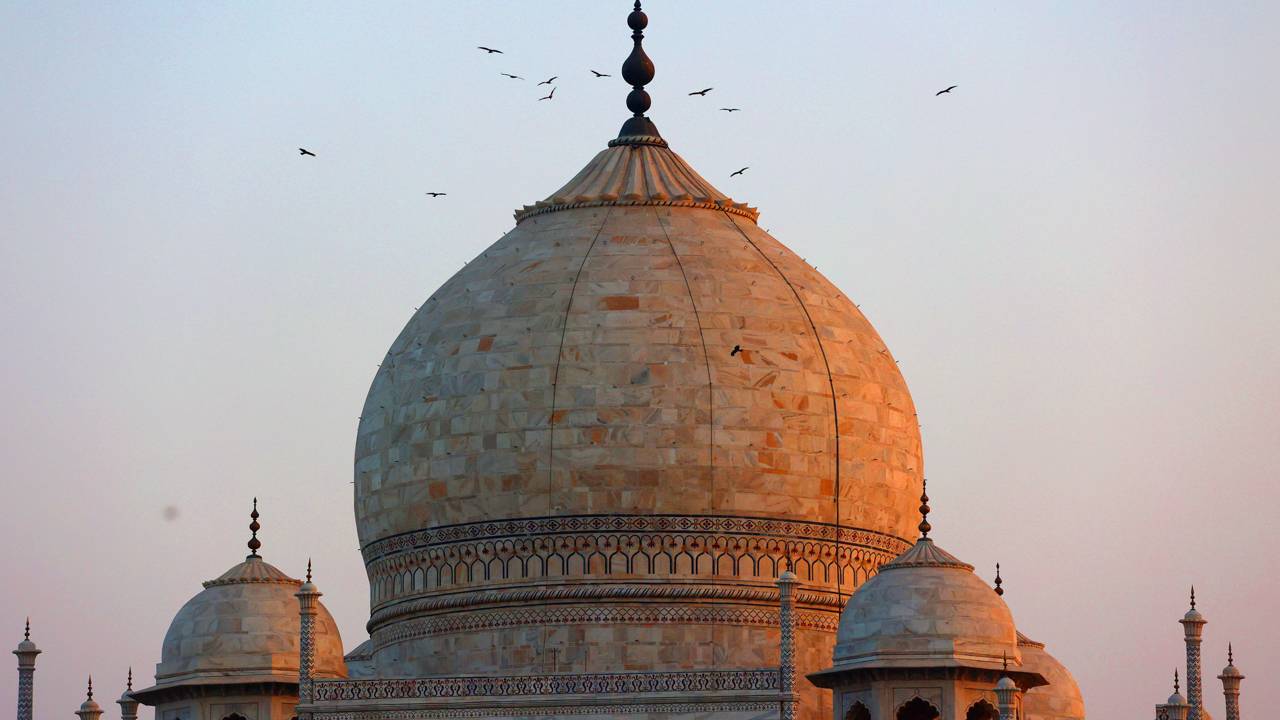 O Taj Mahal guarda uma história de amor, luto, poder imperial e arte que encanta milhões até hoje