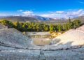 Com sua acústica perfeita e design semicircular de pedra, a estrutura milenar virou o teatro mais bem preservado da Grécia Antiga