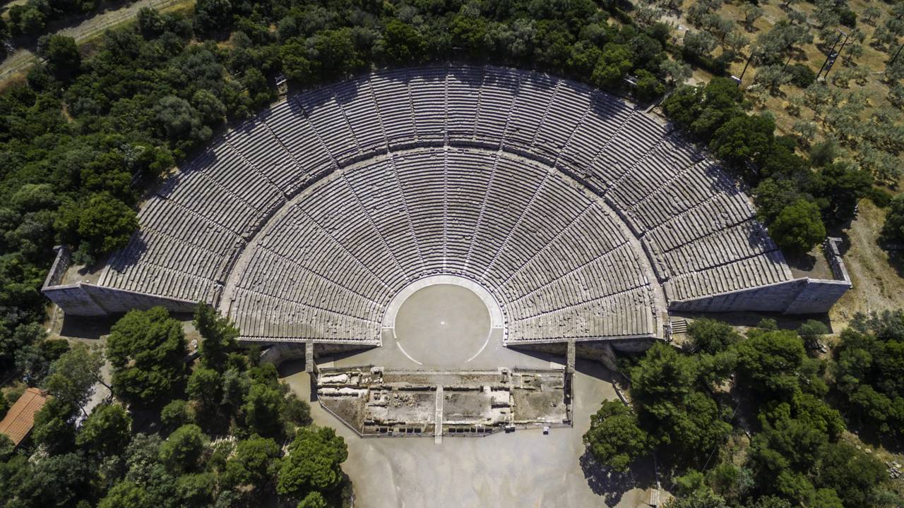 Com sua acústica perfeita e design semicircular de pedra, a estrutura milenar virou o teatro mais bem preservado da Gréá Antiga