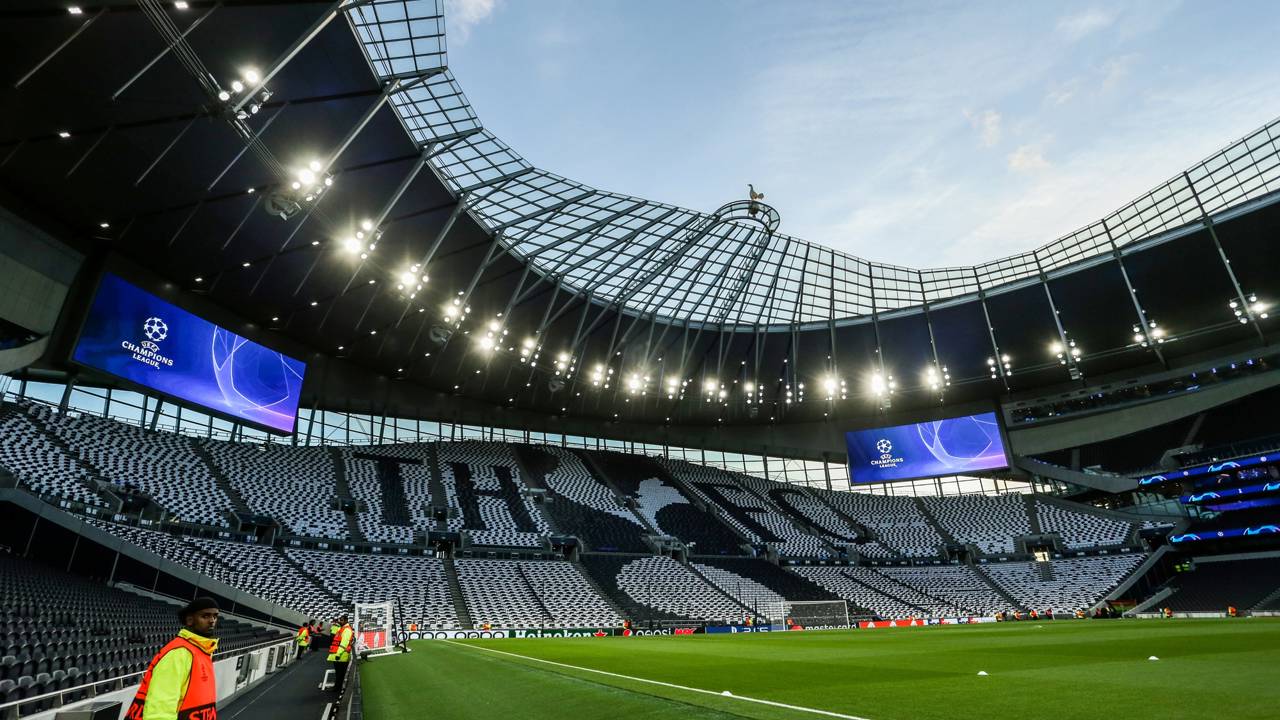 Com custo de £1 bilhão e um gramado retrátil, a arena virou o estádio mais moderno do mundo e a casa da NFL na Europa