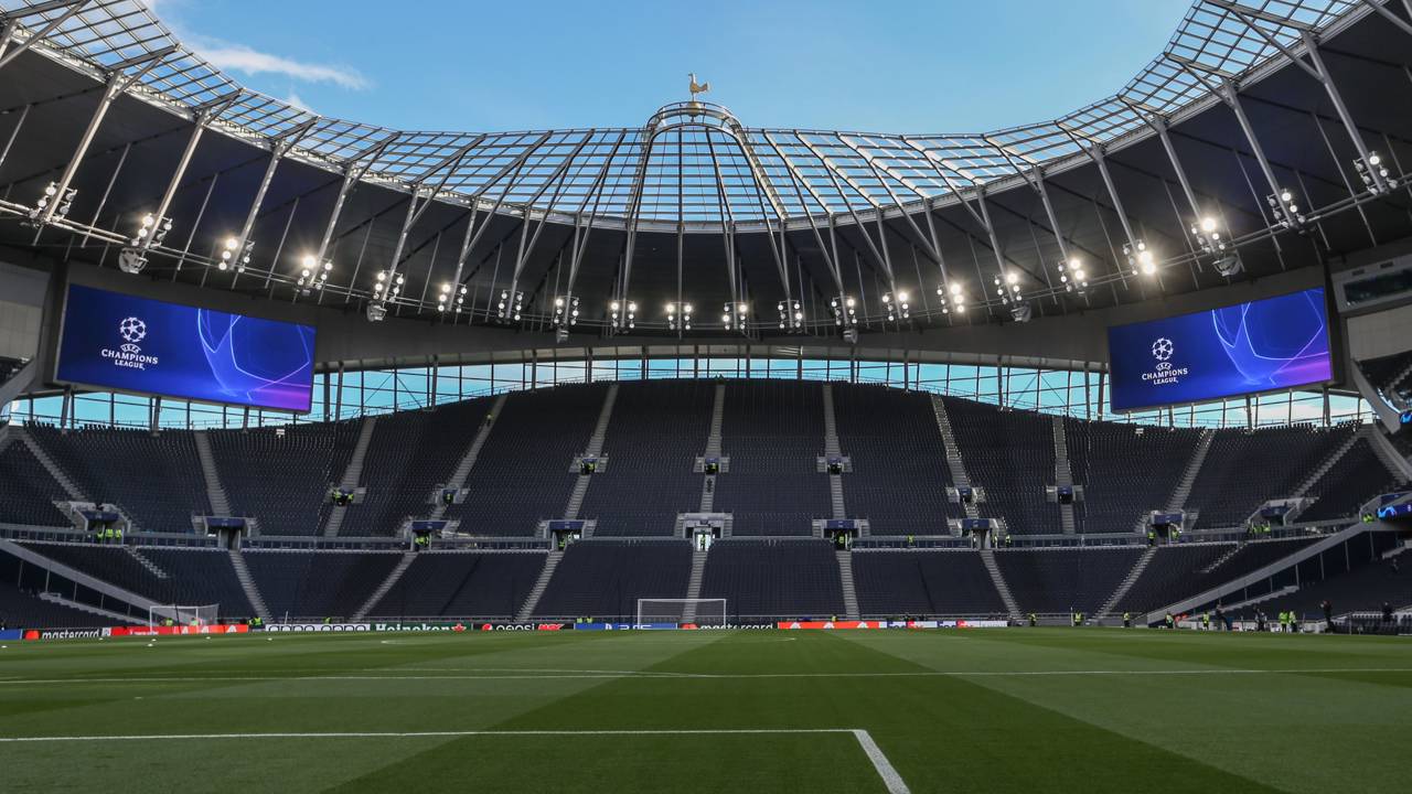 Com custo de £1 bilhão e um gramado retrátil, a arena virou o estádio mais moderno do mundo e a casa da NFL na Europa