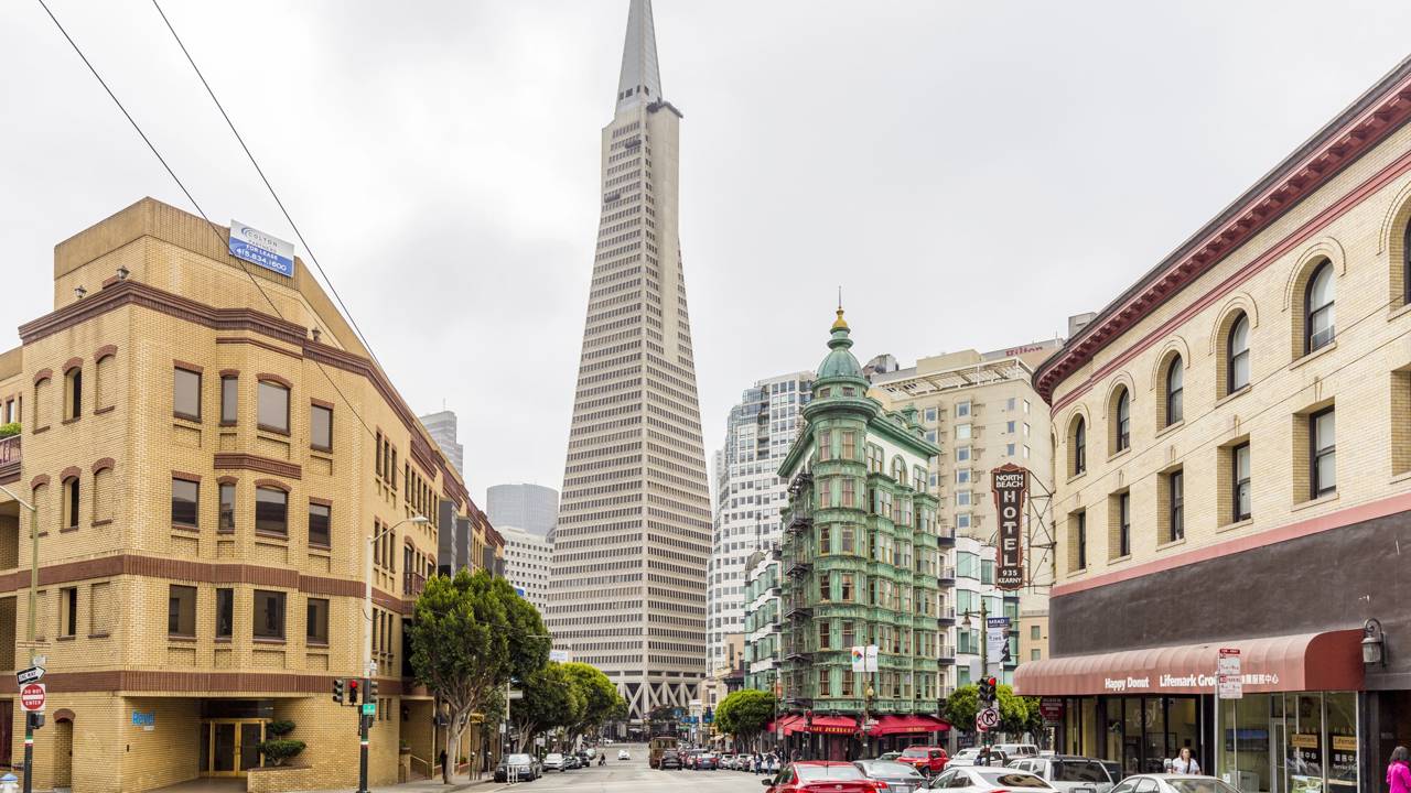 Com 260 metros de altura e formato piramidal, a Transamerica Pyramid, de 1972, tornou-se o arranha-céu mais icônico do horizonte de São Francisco