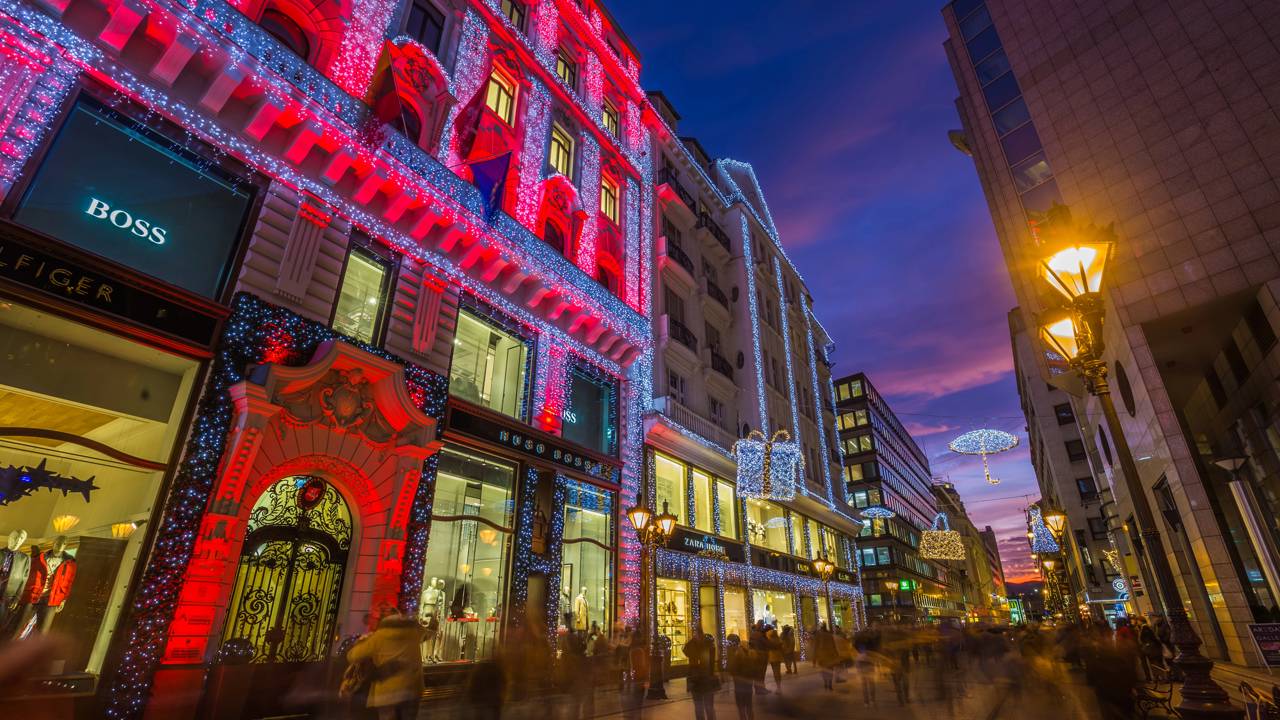 Com seu calçadão de 1,3 km e prédios do século XIX, a rua em Budapeste virou o coração do comércio húngaro e o destino favorito dos turistas