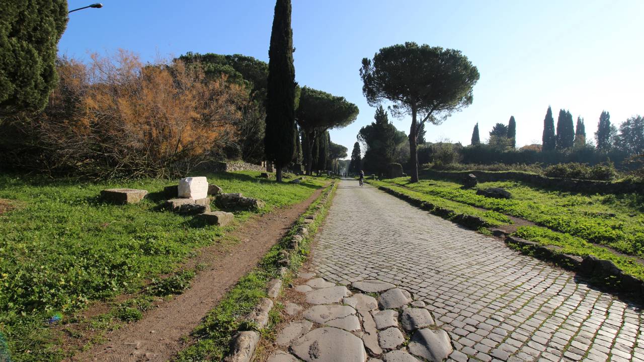 Com pedras milenares de 312 a.C., a estrada de 560 km que unia Roma a Brindisi virou a rainha das vias e o maior museu a céu aberto da engenharia