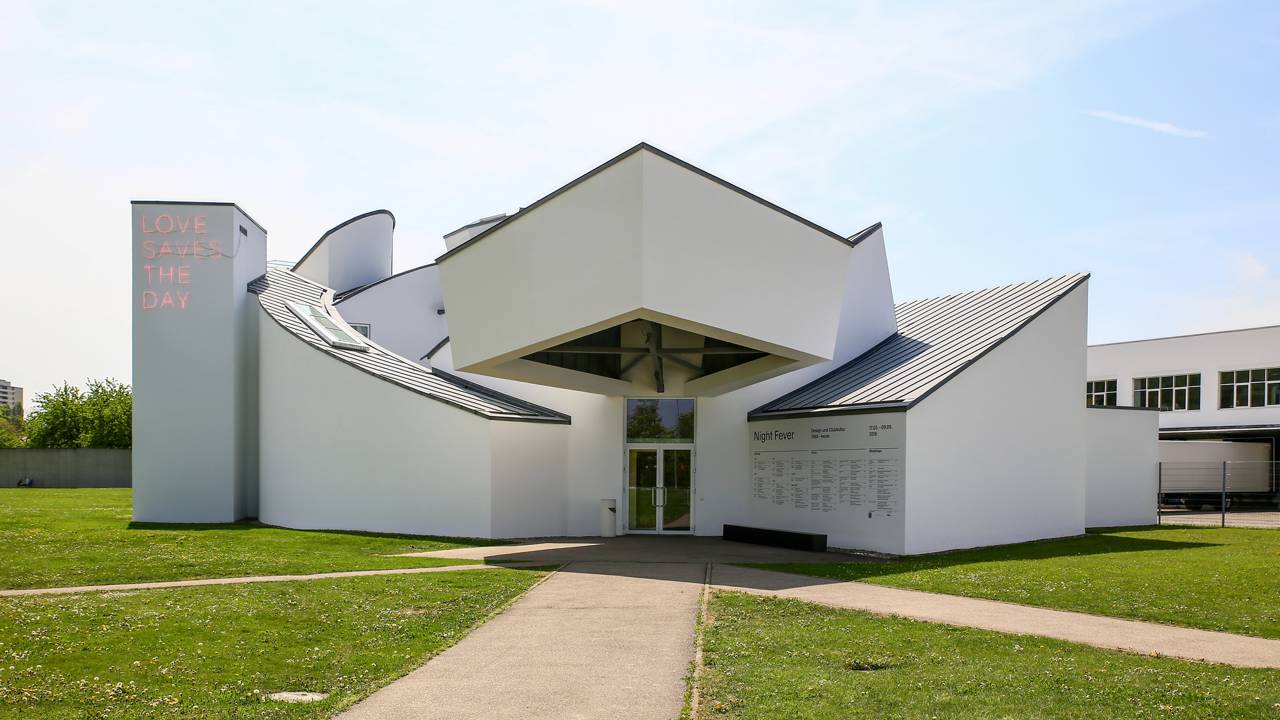 Com suas formas geométricas brancas esculpidas por Frank Gehry em 1989, o museu virou um dos maiores ícones da arquitetura desconstrutivista mundial