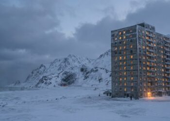Whittier é um refúgio da Guerra Fria que virou uma cidade vertical e isola vizinhos em uma única torre de concreto (imagem ilustrativa)