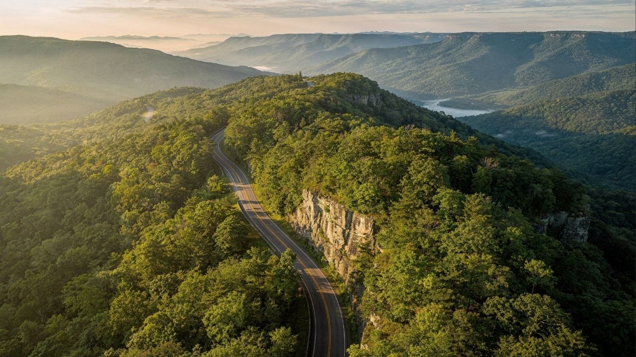 Rodovia nos Estados Unidos ganha fama por suas montanhas, pois seus 755 km de extensão cruzam os Apalaches com vistas cênicas e sem tráfego comercial