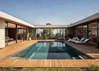 Explore esta casa térrea em U com piscina central, 4 suítes e áreas integradas para lazer e conforto