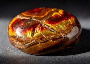 Esqueça a esmeralda e o rubi, pois esta gema rara esconde um arco-íris de fogo em seu interior, sendo o tesouro das cavernas