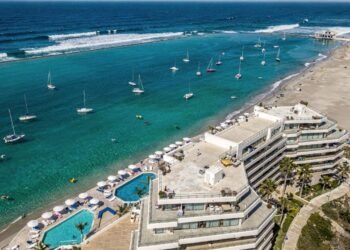 A maior piscina do mundo: lagoa artificial no Chile tem 1 km de extensão, usa água do mar filtrada e permite até navegar de barco à vela