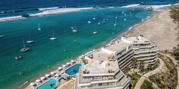 A maior piscina do mundo: lagoa artificial no Chile tem 1 km de extensão, usa água do mar filtrada e permite até navegar de barco à vela