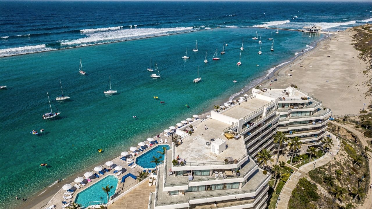 A maior piscina do mundo: lagoa artificial no Chile tem 1 km de extensão, usa água do mar filtrada e permite até navegar de barco à vela