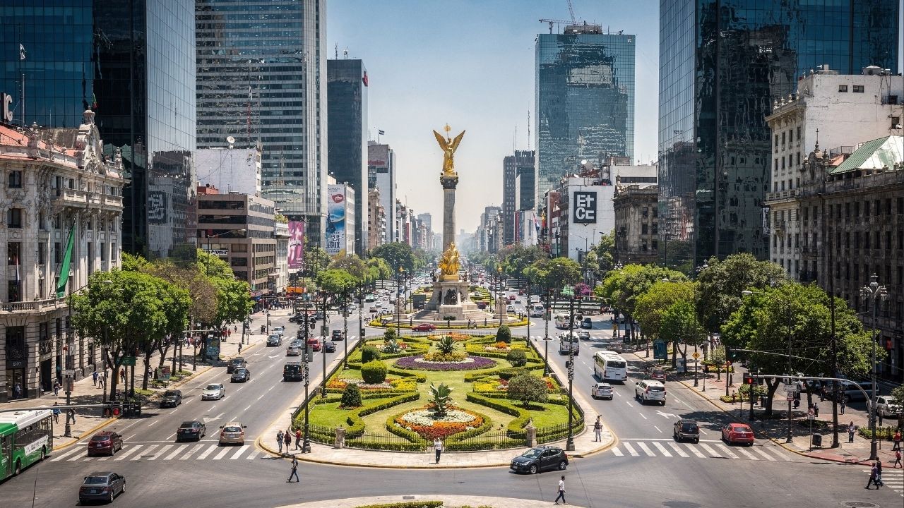 Avenida do México ganha fama mundial, pois seus 14,7 km de extensão e monumentos de 1860 unem o centro histórico ao imenso parque de Chapultepec