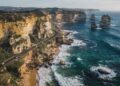 Rodovia australiana de 243 km ganha fama mundial, pois suas vistas para os Doze Apóstolos e falésias de calcário formam a rota mais cênica da Oceania