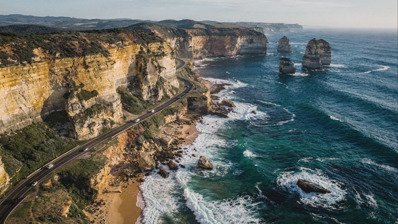 Rodovia australiana de 243 km ganha fama mundial, pois suas vistas para os Doze Apóstolos e falésias de calcário formam a rota mais cênica da Oceania